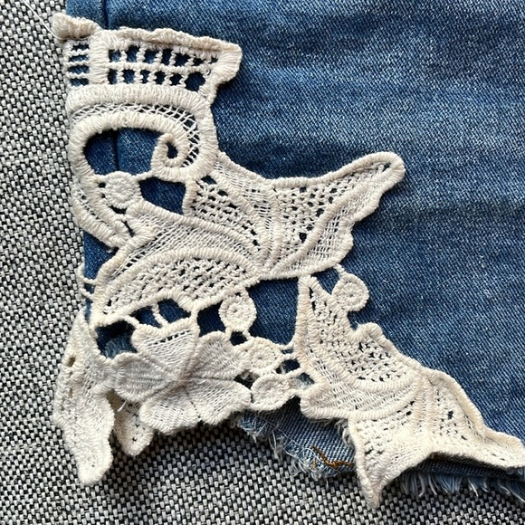 🩵 Vintage High Wasted Denim Shorts with Lace detailing , Size Large - Picture 15 of 17